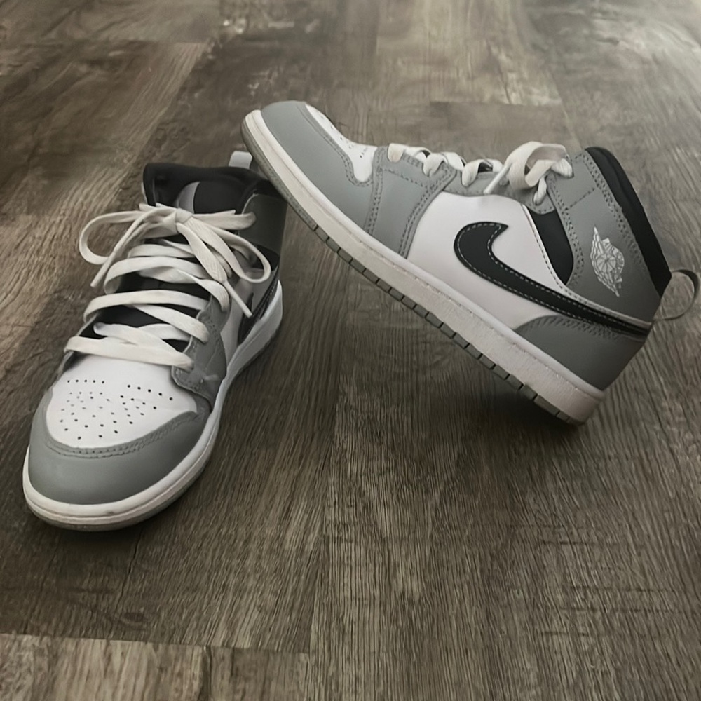 Youth Jordan 1 Mids